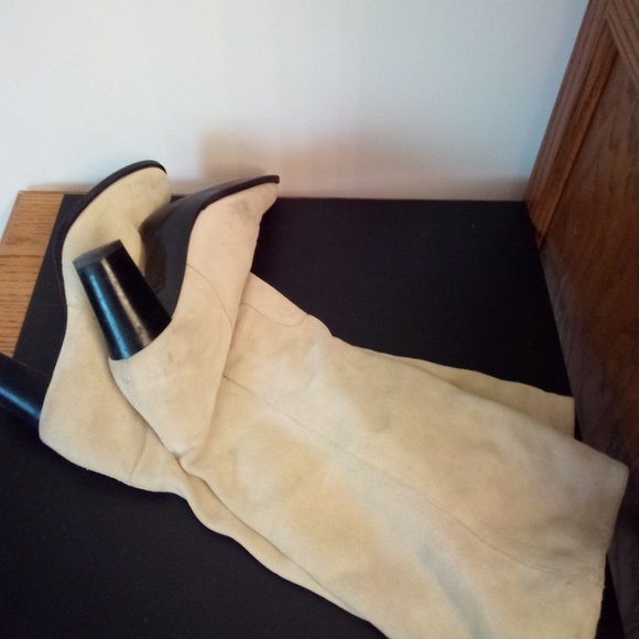 📚 Cream Colored Suede Boots - Picture 2 of 6